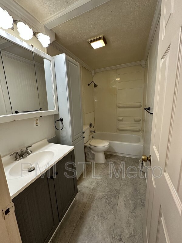 Building Photo - 1230 Roxton Dr