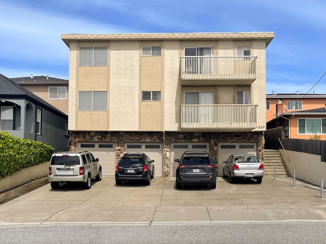 Primary Photo - Updated Large 1 bedroom 1 bath Sunny & Bri...