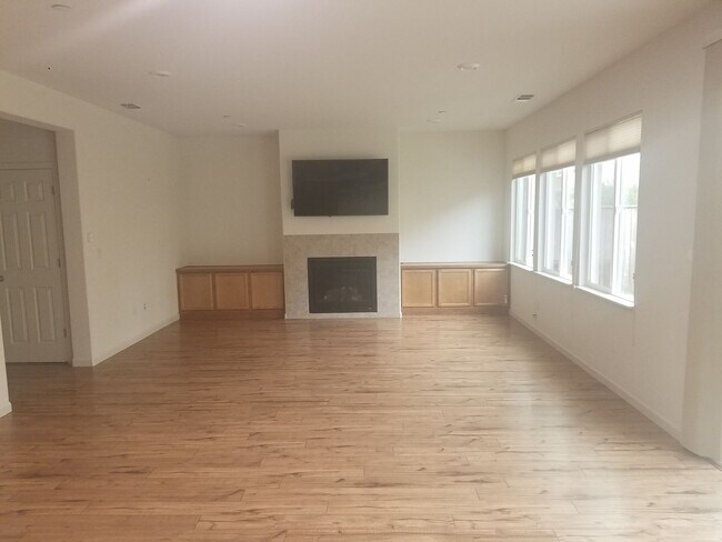 Building Photo - Beautiful, Large 4 BR/2.5 Bath Home,  Lots of light!  Great Neighborhood!