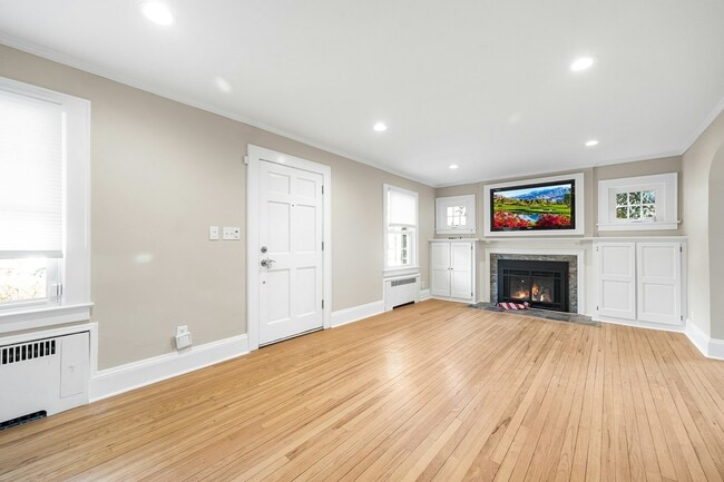 Building Photo - 766 Crescent Parkway