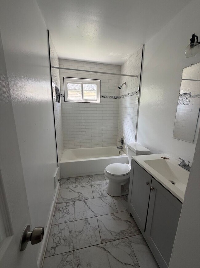 Foto del edificio - 8702 Maxwell Ave