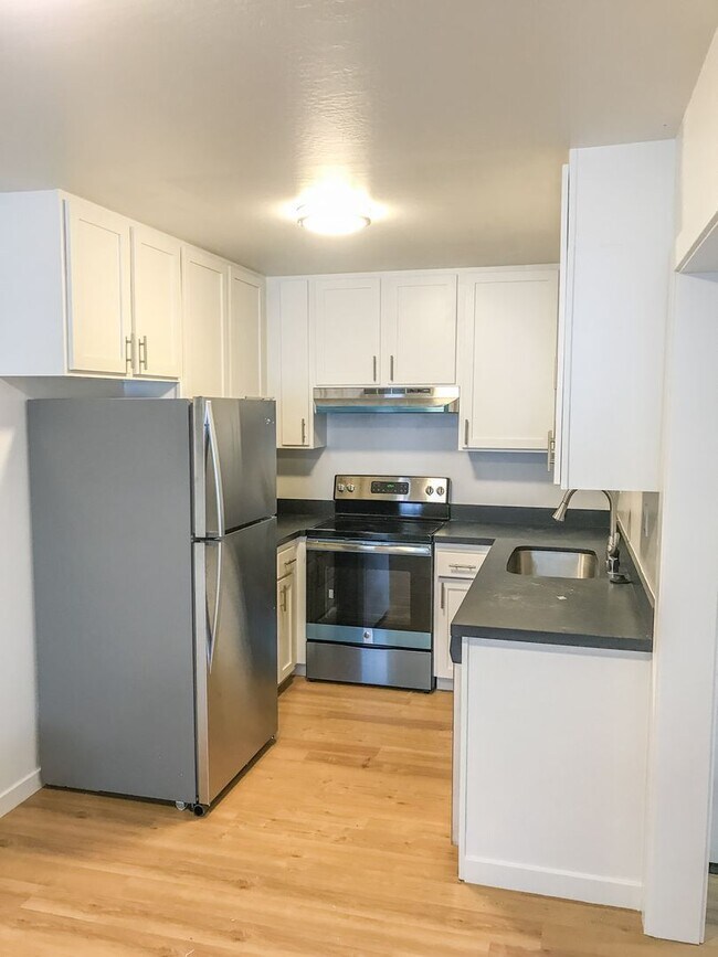 Foto del edificio - Stunning Remodeled 2BR/2BATHROOM Flat! Fireplace! Parking! Laundry! -PROGRESSIVE