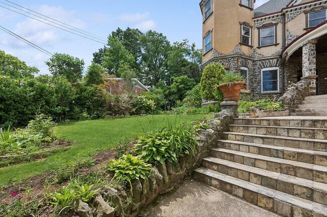 Building Photo - 161 Park Hill Ave