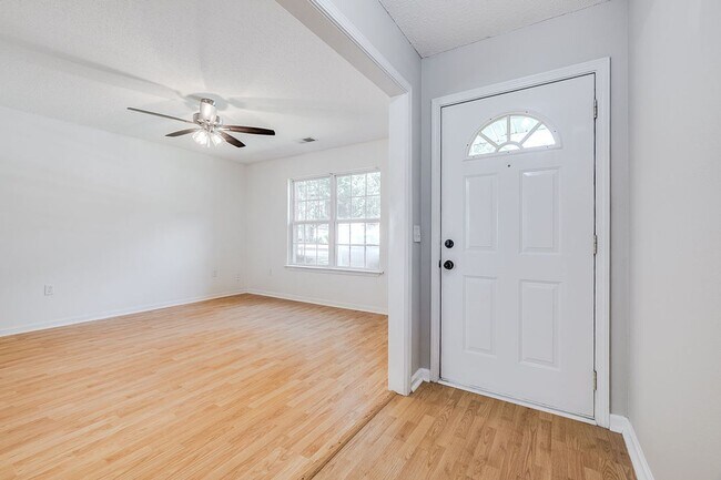 Foto del edificio - 3 Bedroom Springfield Home with Garage and Large Backyard