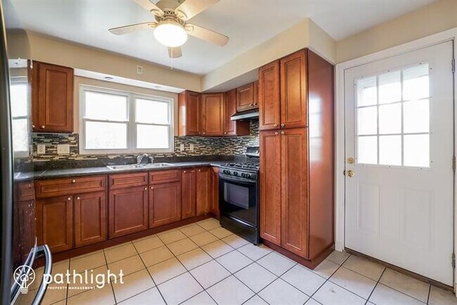 Building Photo - 8979 Knoll St, Allison Park, PA, 15101