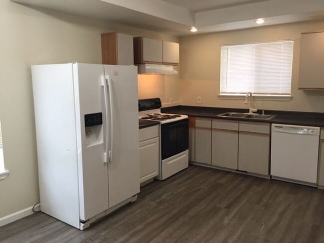 Building Photo - R96B