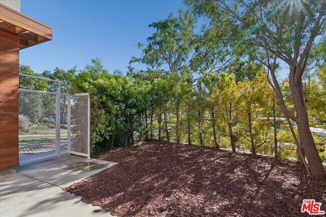 Foto del edificio - 4238 Jasmine Ave