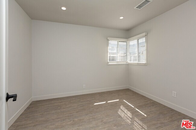 Foto del edificio - 1101 S Bronson Ave
