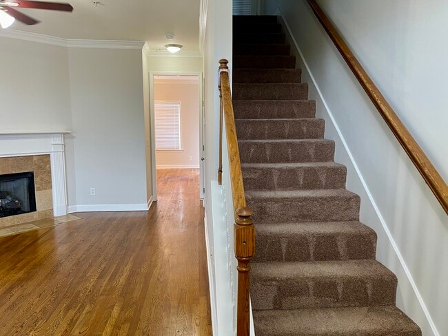 Building Photo - 1047 McKenna Dr