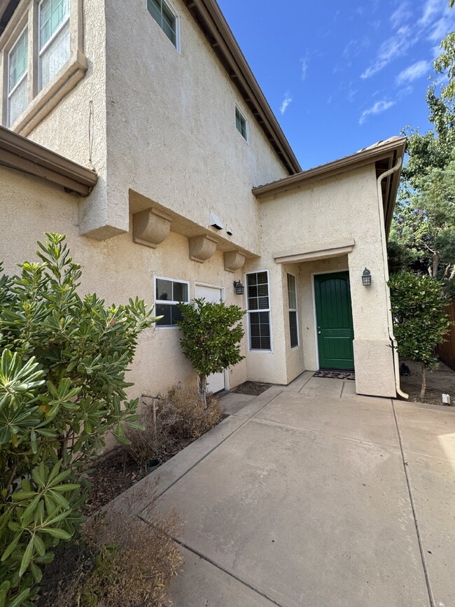 Building Photo - FIRST MONTH FREE RENT Luxurious 4-Bed, 4-B...