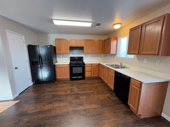 Foto del edificio - SW Visalia Home move in ready