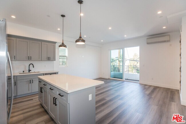 Building Photo - 525 S Normandie Ave