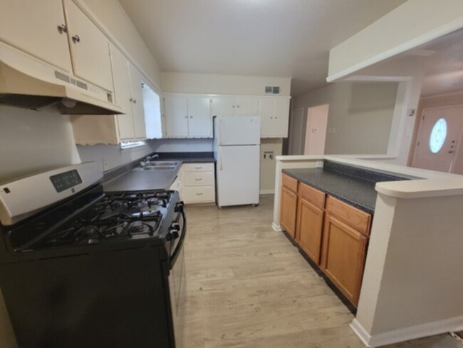 Building Photo - ****3 BEDROOM IN GARLAND**** $1700.00