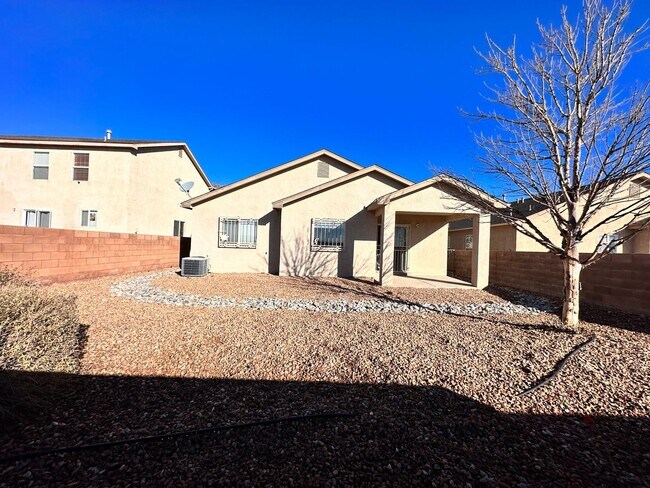 Foto del edificio - Super cute 3 bed 2 bath home in Huning Ranch. MOVE IN SPECIAL! 1/2 OFF 2ND MONTHS RENT!