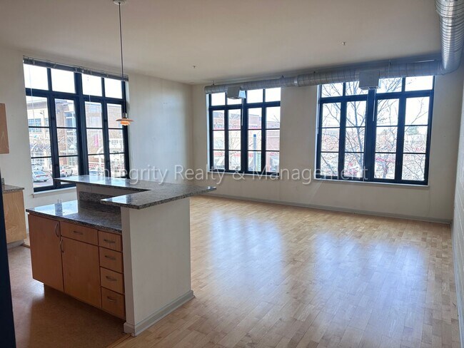 Building Photo - 1 Bed/1 Bath, 1,019 Sqft - 7130 W Alaska D...