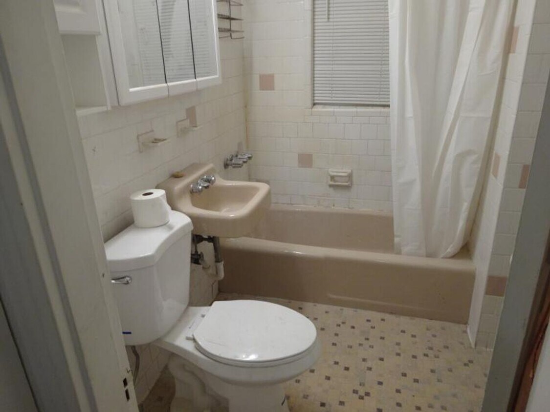 Foto del edificio - Pets Friendly Unit, Laundry on a Site, Parking for Rent, Eat-in Kitchen