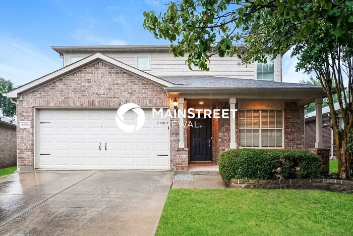 Foto principal - 4 Bedroom Pet-Friendly Home in FORT WORTH, TX with Main Street Renewal