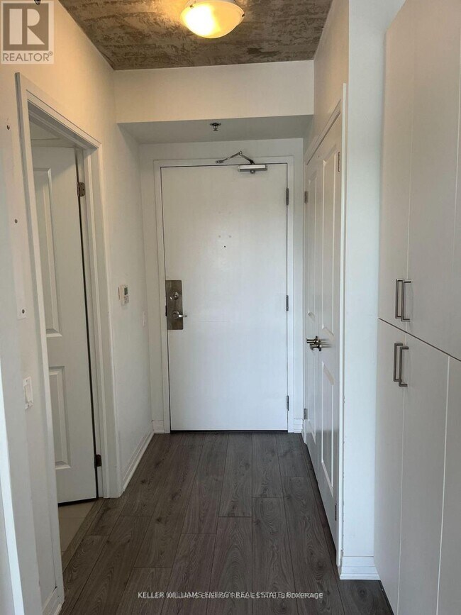 Photo du bâtiment - 1900 Simcoe St N