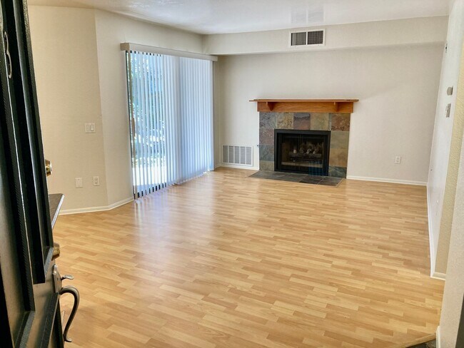Foto del edificio - One Bedroom with Garage and IN-Unit laundry in Resort-Style Complex