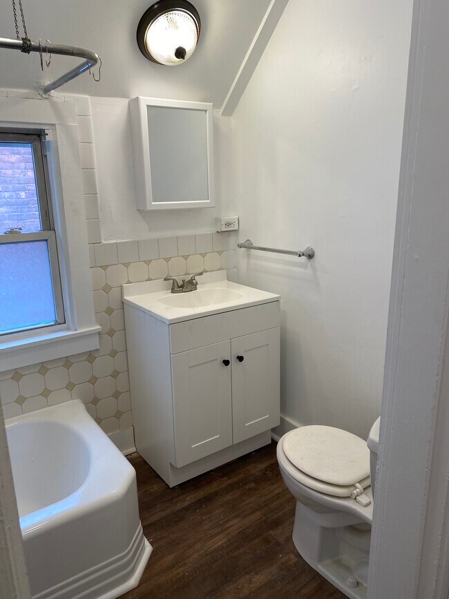 Baño completo con bañera y ducha. - 56 King St