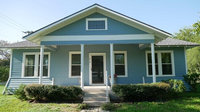 Building Photo - 618 E Live Oak St