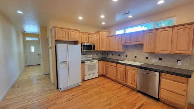 Building Photo - Move-in Ready 2-Bed, 2-Bath Townhome in Desirable Garden Grove Subdivision