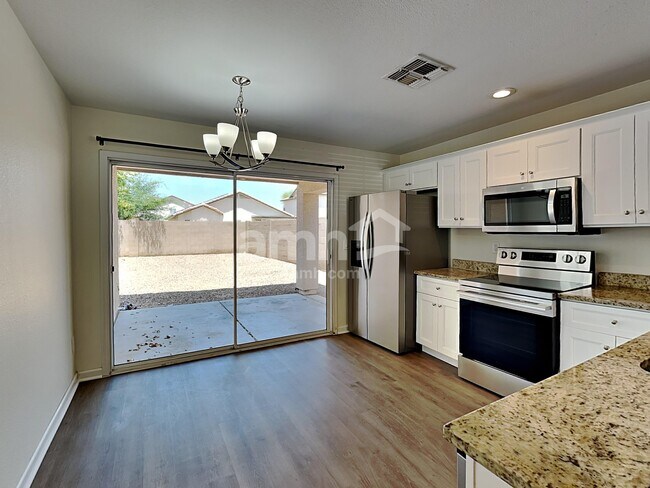 Foto del edificio - 15374 W Gelding Dr