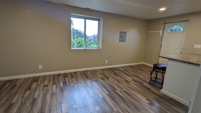 Building Photo - 2/1 apartment next to Cal Poly, all utilit...