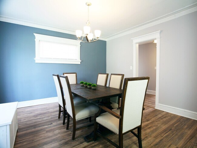 Foto del edificio - 3 Renovated Story 4 Bed - 2.5 Bath Colonial available for Rent