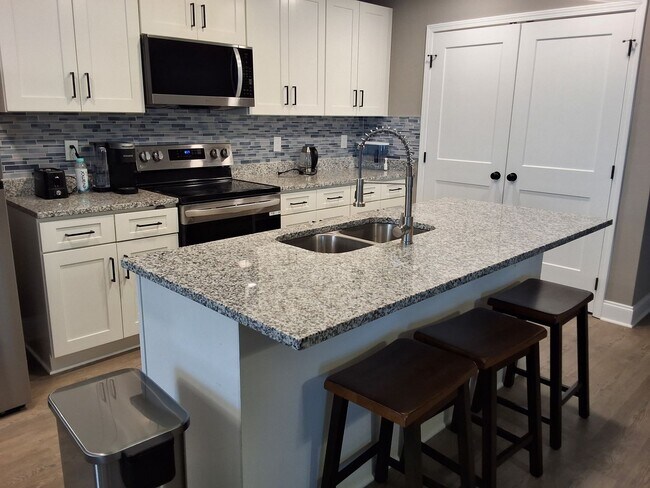 Building Photo - Knoxville 37921 - Fully Furnished - 3 bedroom, 2 bath home - Contact Sharon Arnwine (865) 313-7215