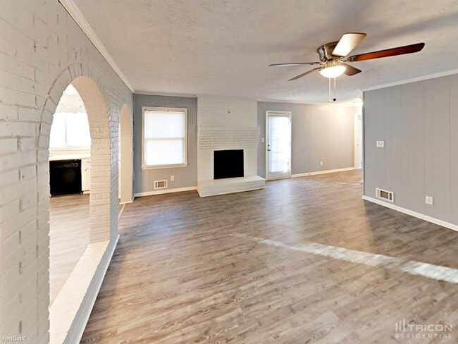Building Photo - 2075 Surrey Trail SE