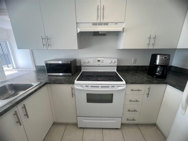Foto del edificio - 3410 Coral Way