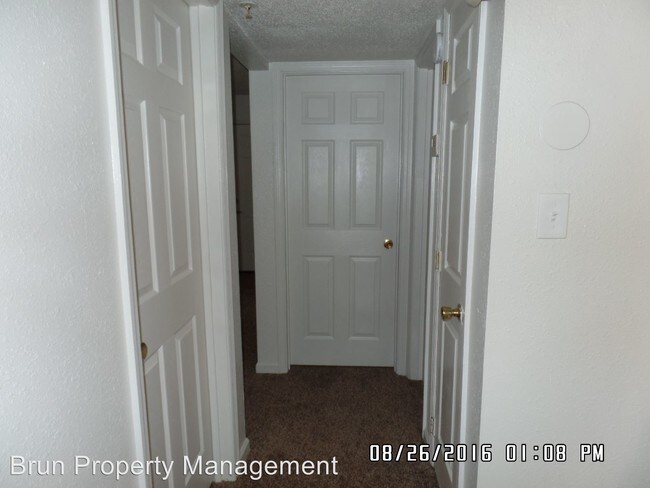 Building Photo - 442 E Red Bud Rd