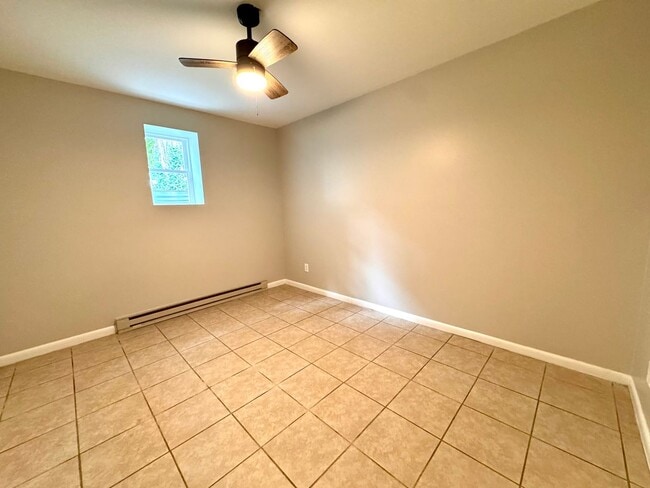 Building Photo - 337 Maple Ln
