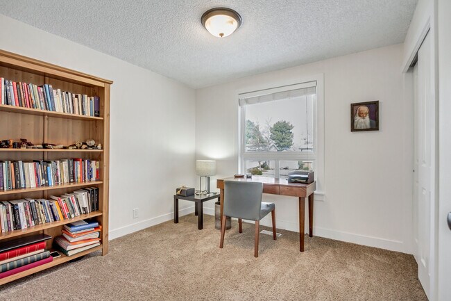 Building Photo - 870 E Cedar Terrace Dr