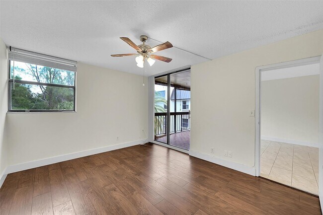 Foto del edificio - 8415 Forest Hills Dr