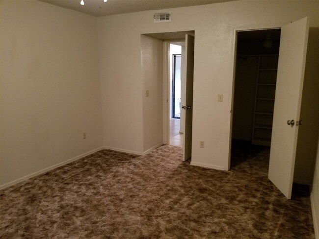 Foto del edificio - 6550 N Meridian Ave