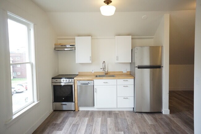 Building Photo - 702 6th Ave