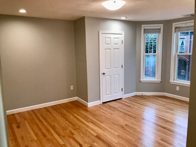 Building Photo - 593 E 5th St