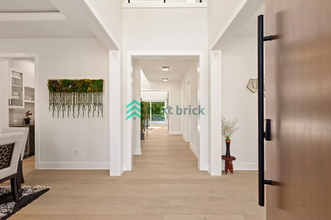 Building Photo - Luxury Meets Innovation | Stunning 5Bed, 5...