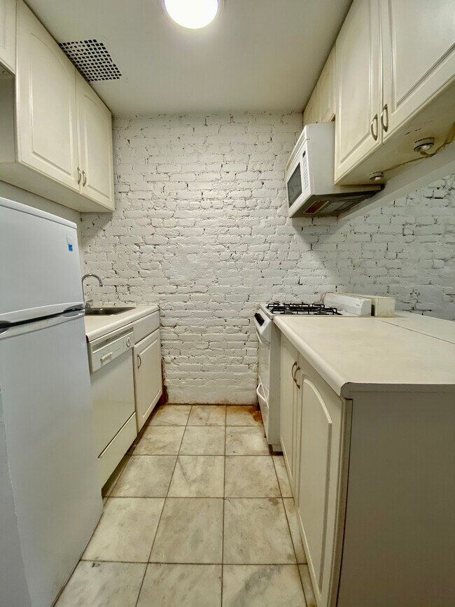 Building Photo - 154 E 7th St