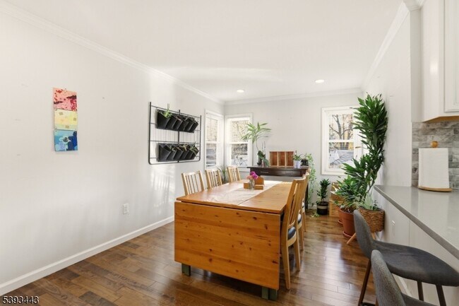 Building Photo - 214 S Valley Rd