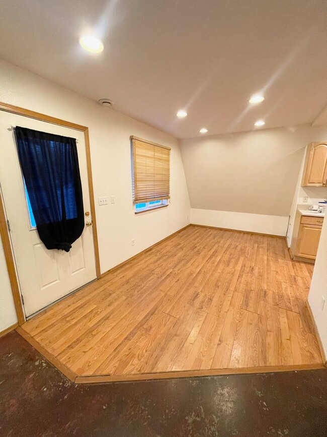 Building Photo - 3bd A-Frame for Rent in North Pole! Fuel I...