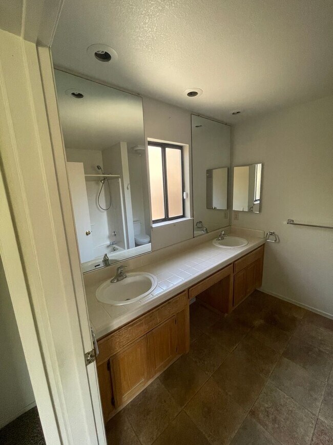 Foto del edificio - Central Chico, 3/2 fenced yard, 2 car garage, Gardener included, Solar, Fireplace, Craftsman Pergola