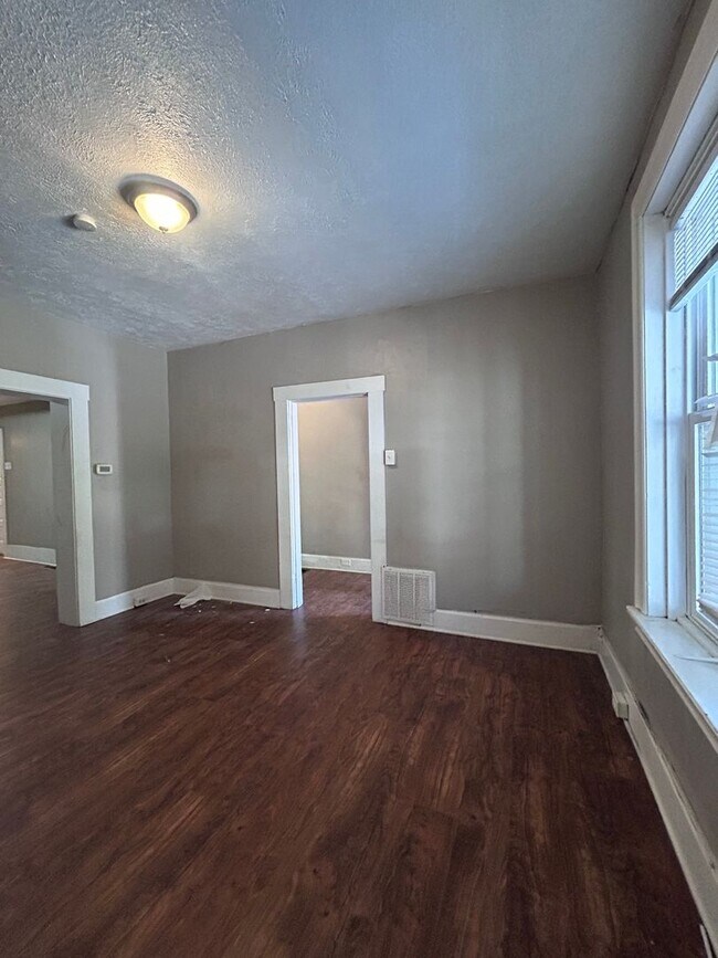 Building Photo - 5 Bedroom 1.5 Bath Home| Brighton Heights ...