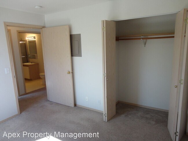 Building Photo - 2 br, 1 bath Apartment - 2170 DOUGLAS AVE