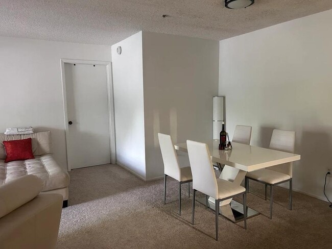 Foto del edificio - 6002 Laketree Ln