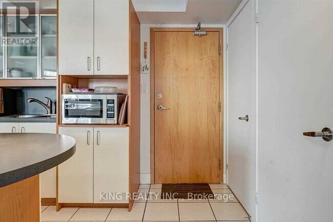 Building Photo - 550 Queens Quay W