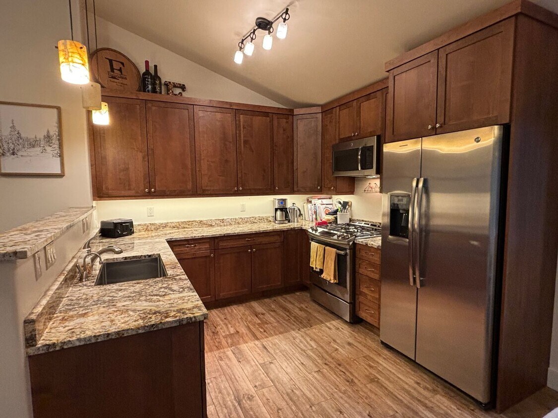 Building Photo - Furnished home 3 Blks from warm spring cha...