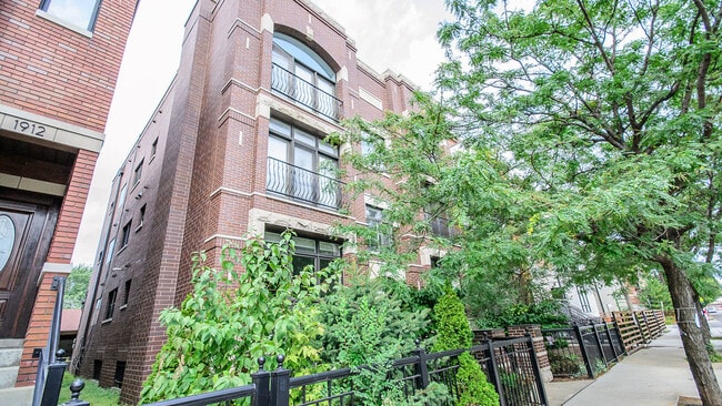 Building Photo - 1910 W Armitage Ave